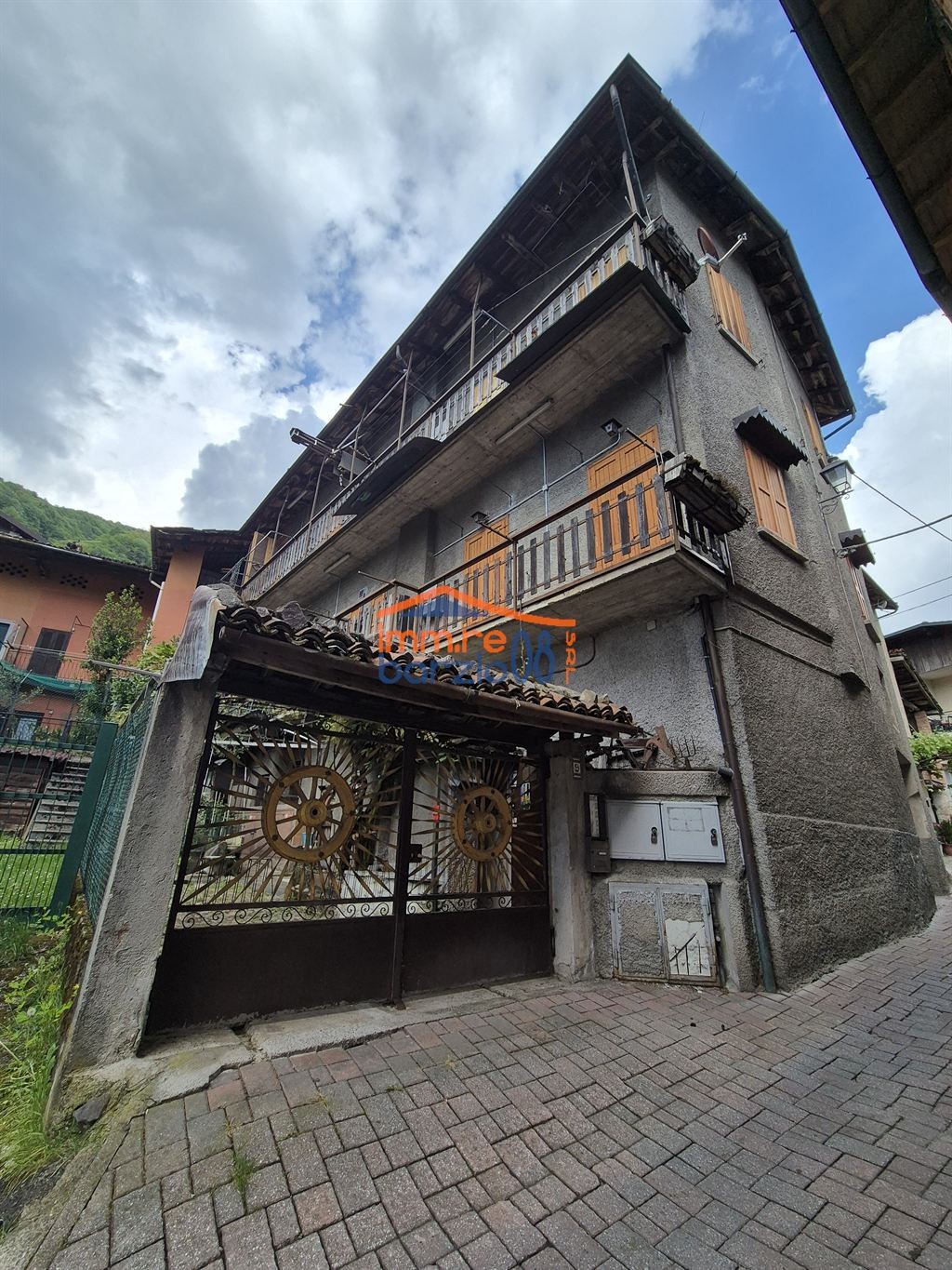 INTERO STABILE DA RISTRUTTURARE - PRIMALUNA LOC. BARCONE.